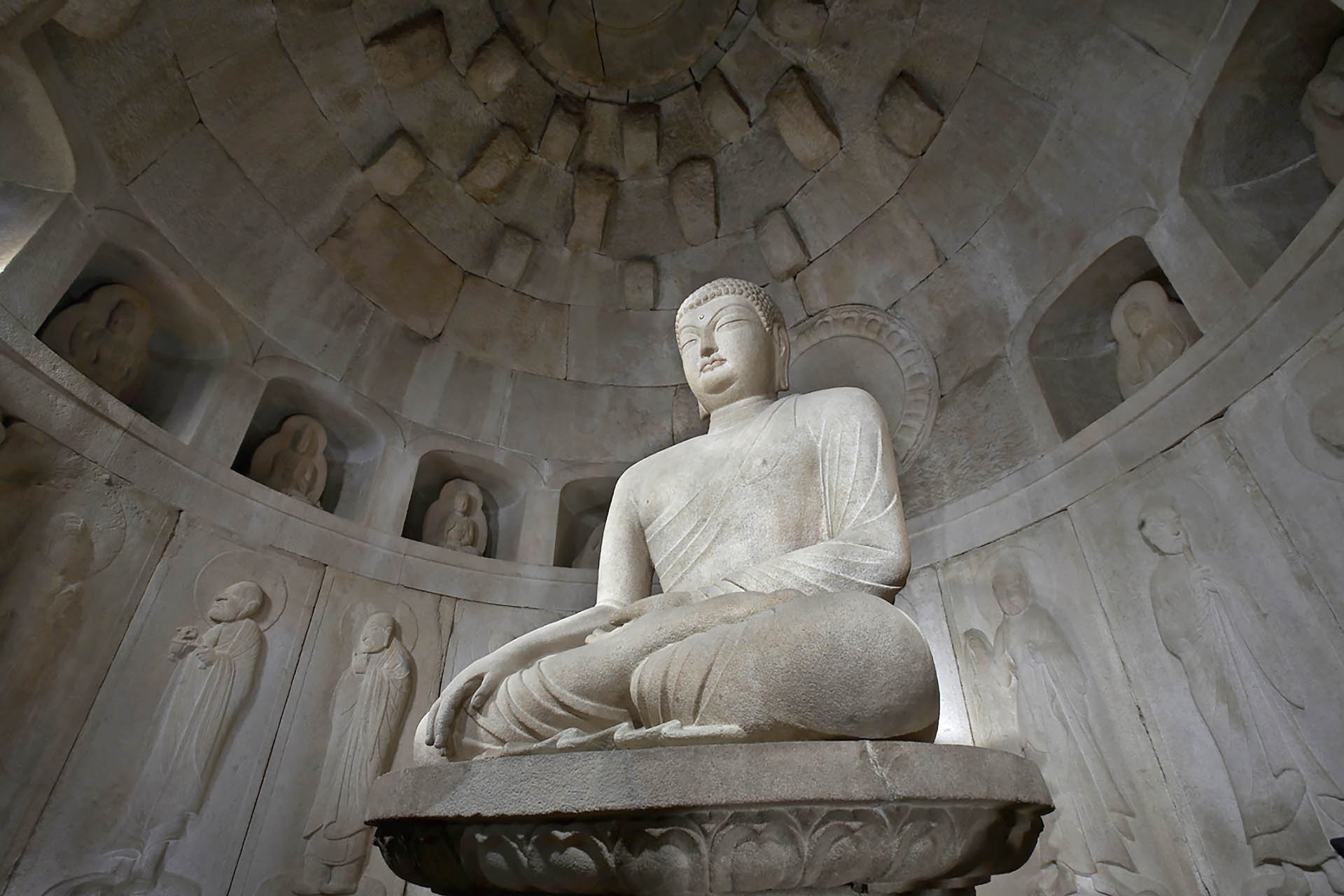 Будда в скальном храме Соккурам